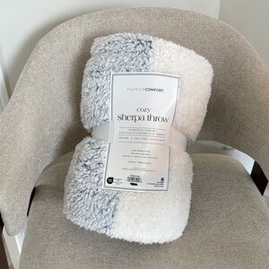 NEW | Cozy Sherpa Throw - Blue and White